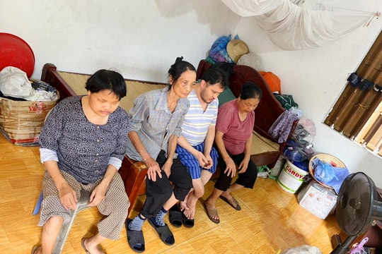 Người phụ nữ khuyết tật nặng nuôi 3 người thân bị mù bẩm sinh ở Thanh Hà