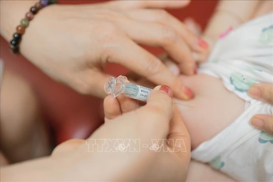 Bé 1 tháng tuổi viêm phổi nặng vì bị ho gà