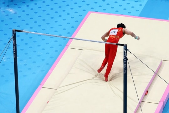 Vận động viên ngã hàng loạt khi thi xà đơn Olympic 2024