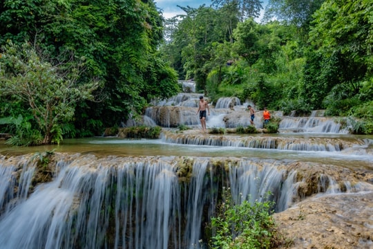 Thác nước "bậc thang" cách Hà Nội hơn 100km, du khách đến chơi quên lối về