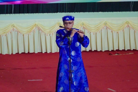 Độc tấu sáo, cụ ông 74 tuổi giành giải A liên hoan ca múa nhạc huyện Thanh Hà