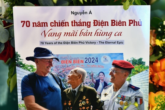 Ra mắt cuốn sách ảnh 70 năm Chiến thắng Điện Biên Phủ tại Hà Nội