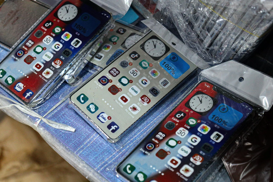 Gấp rút sản xuất nhà lầu, ô tô, điện thoại iPhone... cho “cõi âm” kịp rằm tháng 7