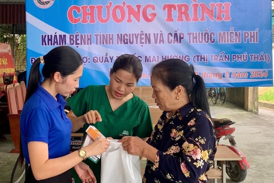 Khám bệnh, tặng quà cho cựu thanh niên xung phong xã Kim Anh (Kim Thành)