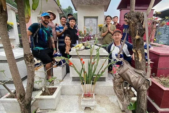 Người nước ngoài ngạc nhiên với tục thờ cúng ở Việt Nam