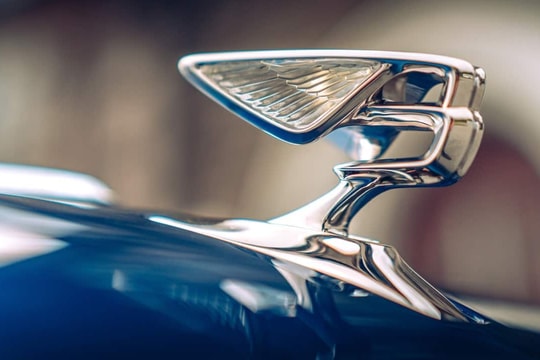 Bentley có thể làm logo bay lên trời như fly cam