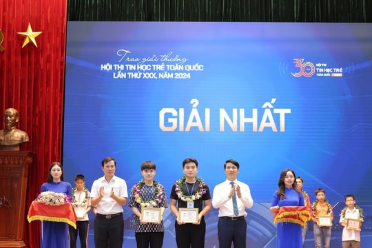 Trao giải cho các thí sinh xuất sắc Hội thi Tin học trẻ toàn quốc lần thứ 30