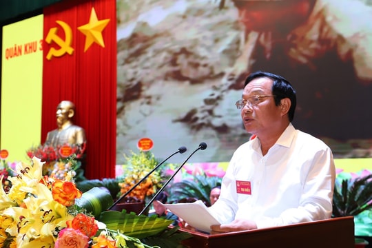 Phó Bí thư Thường trực Tỉnh ủy Lê Văn Hiệu tham luận tại Đại hội thi đua Quyết thắng lực lượng vũ trang Quân khu 3