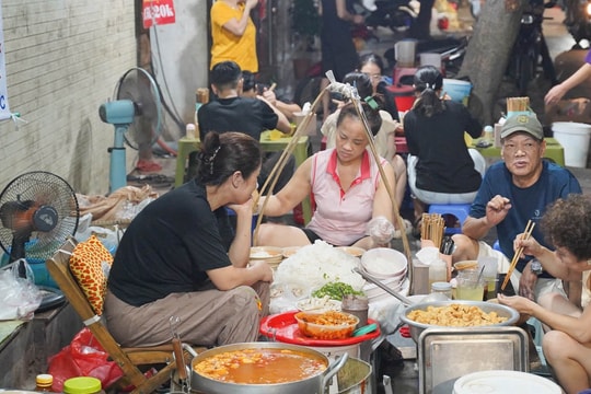 Bún riêu vỉa hè "tên kém sang" ở Hà Nội, đêm nào cũng bán vài trăm bát