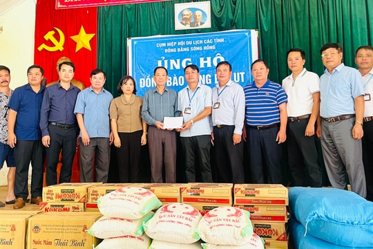 Cụm Hiệp hội Du lịch các tỉnh đồng bằng sông Hồng trao 100 triệu đồng cho người dân ảnh hưởng thiên tai ở Sơn La