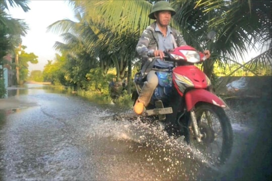 Người dân xóm Đống Lò ở xã Minh Đức (Tứ Kỳ) khổ vì nước kênh tưới tràn lên mặt đường