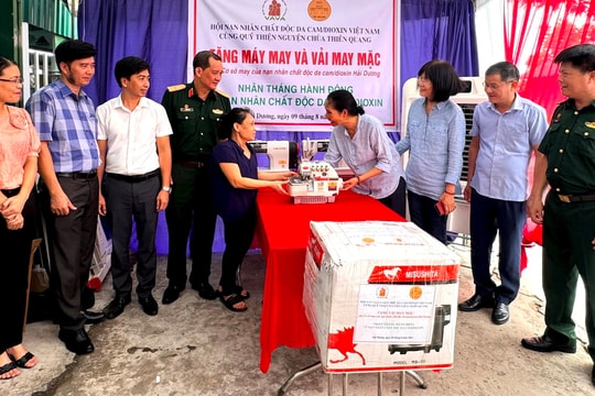 Tặng 24 xe lăn cho nạn nhân chất độc da cam ở Hải Dương