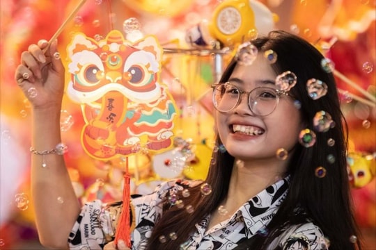 Phố Hàng Mã đông như hội cả tháng trước Trung thu