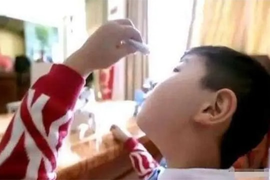 Con 8 tuổi nhỏ keo 502 vào mắt, ông bố người Trung Quốc có hành động được bác sĩ khen ngợi