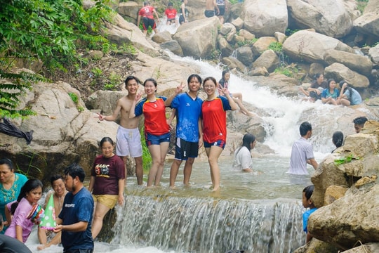 Săn biển mây, tắm suối mát lạnh ở ngọn núi nổi tiếng miền Tây