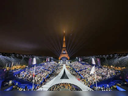 Lễ bế mạc Olympic Paris 2024: Từ nội dung được chỉnh sửa sau Lễ khai mạc gây tranh cãi đến màn đu dây của Tom Cruise