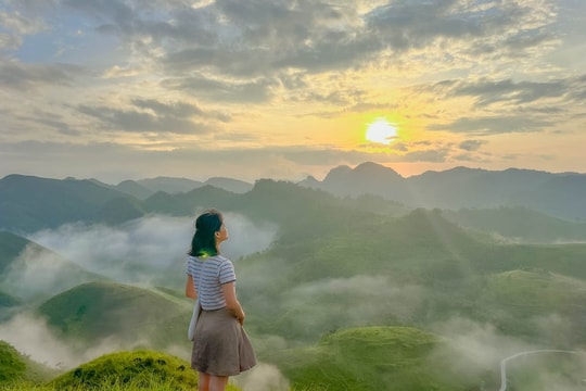 Khung cảnh mây vờn trên đồi cỏ, đẹp như phim ở Cao Bằng "đốn tim" du khách