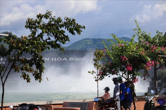 22 giờ ngày 12/8, đóng tiếp một cửa xả đáy hồ thủy điện Hòa Bình
