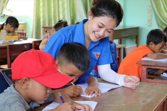 Làm bông hoa thắm tình yêu nước