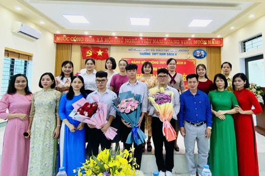 Hai anh em sinh đôi cùng vào Đảng