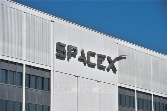 SpaceX lên kế hoạch chuyến bay có người lái đầu tiên qua các cực của Trái Đất