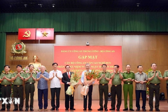 Tô thắm truyền thống vẻ vang của lực lượng Công an nhân dân Việt Nam anh hùng