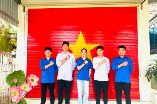 Trào lưu vẽ cờ Tổ quốc lên mái nhà, cửa cuốn tràn về Hải Dương