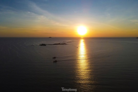 Bình minh trên biển Thiên Cầm