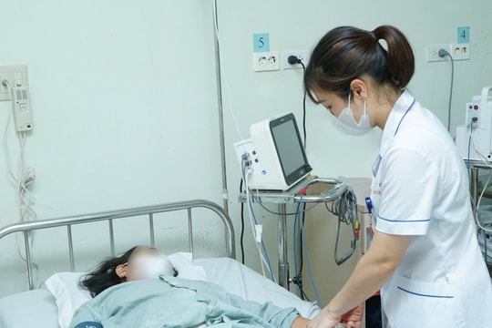 Một phụ nữ bị thủng ruột non do nuốt phải hạt táo đỏ dài 2cm