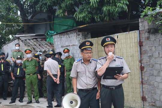 Người đàn ông ở Thạch Khôi (TP Hải Dương) bị cưỡng chế thi hành án vì không giao quyền sử dụng đất cho vợ sau ly hôn