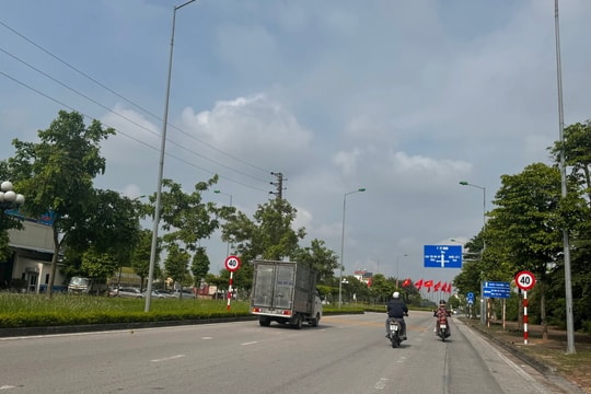 Cắm biển báo hạn chế tốc độ vào nút giao đại lộ Võ Nguyên Giáp - đường Trường Chinh