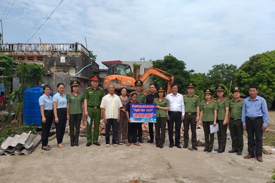 Tặng “Ngôi nhà 19/8” cho một hộ nghèo tại xã Vạn Phúc (Ninh Giang)