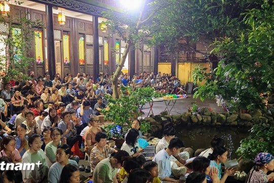 Người dân ngồi kín sân chùa Phúc Khánh (Hà Nội) trong lễ Vu Lan báo hiếu