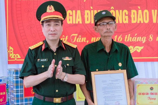 Tổng cục Hậu cần trao nhà Đại đoàn kết cho gia đình ông Đào Văn Đổng ở xã Nhật Tân (Gia Lộc)