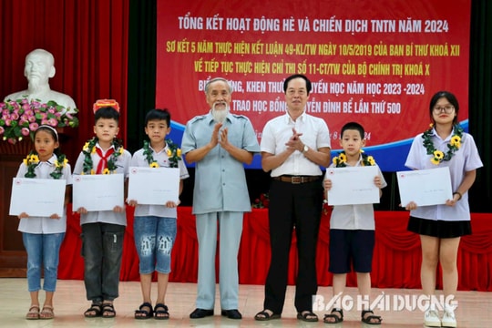Trao học bổng Nguyễn Đình Bể suất thứ 500