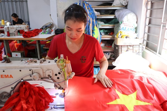 Tự hào may cờ Tổ quốc