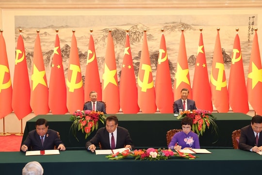 Vietnamese, Chinese top leaders witness signing of 14 cooperation documents