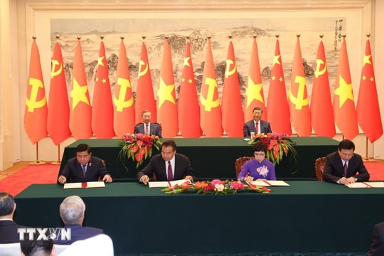 Tổng Bí thư, Chủ tịch nước Việt Nam-Trung Quốc chứng kiến Lễ ký văn kiện hợp tác