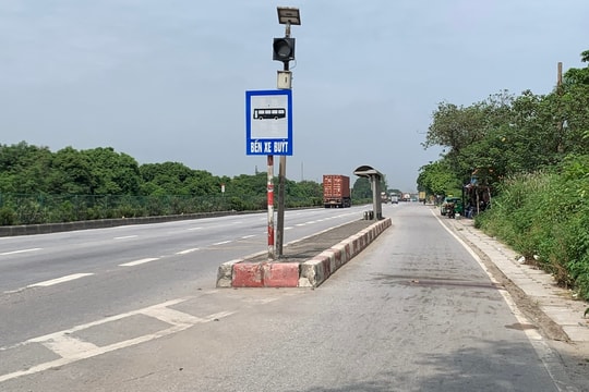 Nguy hiểm nhà chờ xe buýt nằm trên quốc lộ 5 qua Hải Dương