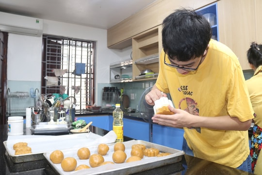 Trẻ đặc biệt làm bánh Trung thu