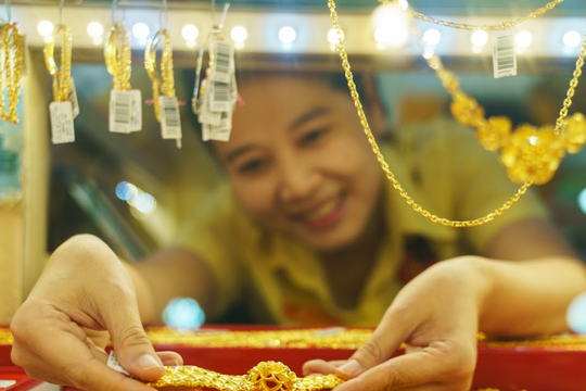 Giá vàng thế giới rơi nhanh từ đỉnh lịch sử