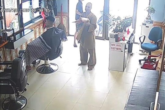 Giả danh nhà sư bán hương "từ thiện" giá cao, sàm sỡ phụ nữ ở Bình Giang