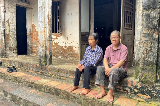 Cặp vợ chồng già yếu, bệnh tật ở Cẩm Giàng sống trong ngôi nhà có nguy cơ sập đổ