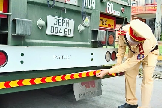 Cảnh sát giao thông Hải Dương tuyên truyền, dán phản quang cảnh báo miễn phí cho gần 50 xe ô tô trên quốc lộ 5