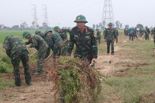 Bộ đội Hải Dương tham gia san lấp, vệ sinh công trường Dự án đường dây 500 kV