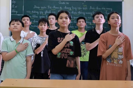 Học sinh khuyết tật Hải Dương hát Quốc ca bằng… tay