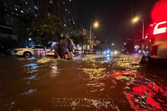 Mưa lớn nửa đêm khiến cả Thủ đô Hà Nội ngập trong biển nước, người dân di chuyển chật vật