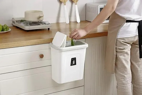 Mẹo khử mùi hôi thùng rác cực đơn giản