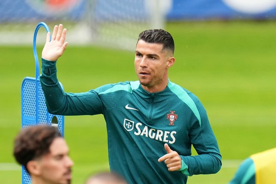 Ronaldo mở kênh YouTube, thu hút hàng triệu người theo dõi chỉ sau vài tiếng