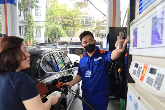 Giá xăng dầu đồng loạt đi xuống, RON95-III về ngưỡng 21.310 đồng/lít